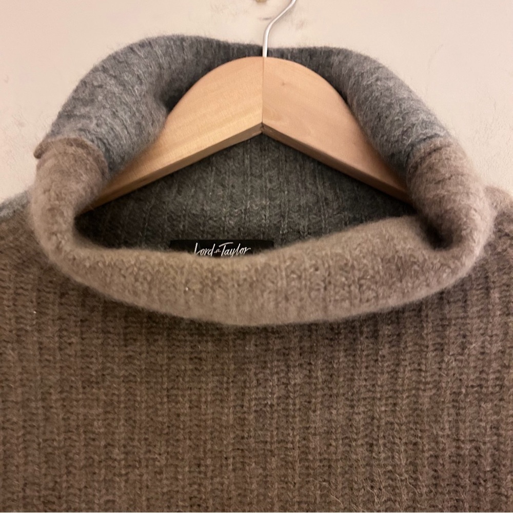 Lord + Taylor Grey Colour Block 100% Cashmere Crop Turtleneck Sweater Size XS - Picture 4 of 13